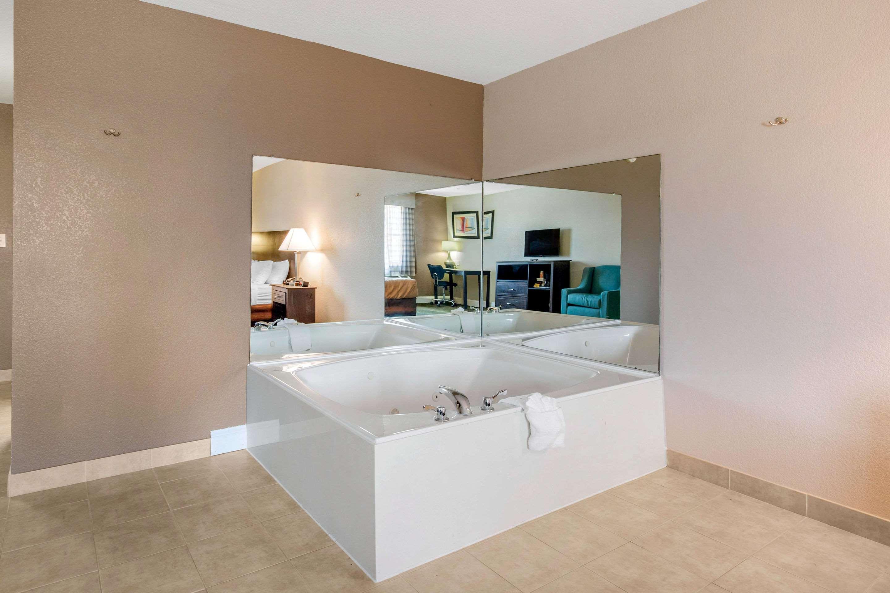 Quality Inn And Suites Port Arthur Nederland エクステリア 写真